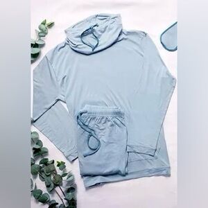 NEW Emirates Business Class Light Blue Pajamas Small/Medium